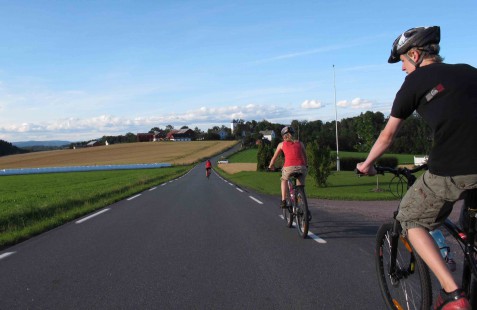 Sykkelturen går gjennom landlige omgivelser